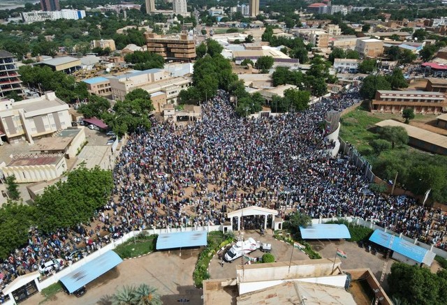 Kedutaan Prancis di Niamey Niger diserbu massa. Foto: Stringer/REUTERS