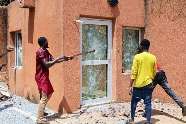 Kedutaan Prancis di Niamey Niger diserbu massa. Foto: Stringer/REUTERS