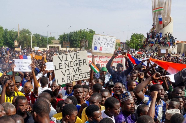 Kedutaan Prancis di Niamey Niger diserbu massa. Foto: Stringer/REUTERS