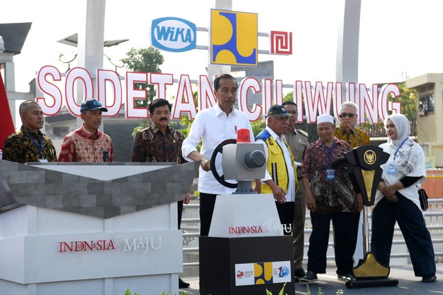 Presiden Joko Widodo (tengah) meresmikan sodetan Kali CIliwung di Jakarta, Senin (31/7/2023). Foto: Akbar Nugroho Gumay/ANTARA FOTO