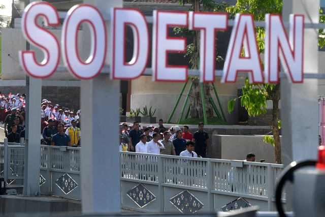 Presiden Joko Widodo (tengah) bersiap meresmikan sodetan Kali CIliwung di Jakarta, Senin (31/7/2023). Foto: Akbar Nugroho Gumay/ANTARA FOTO