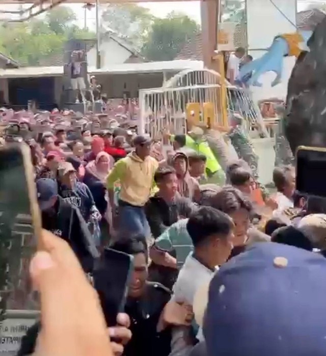 Tangkapan layar video viral acara syukuran sedekah bumi di Desa Dayurejo, Pasuruan. Dok: Ist