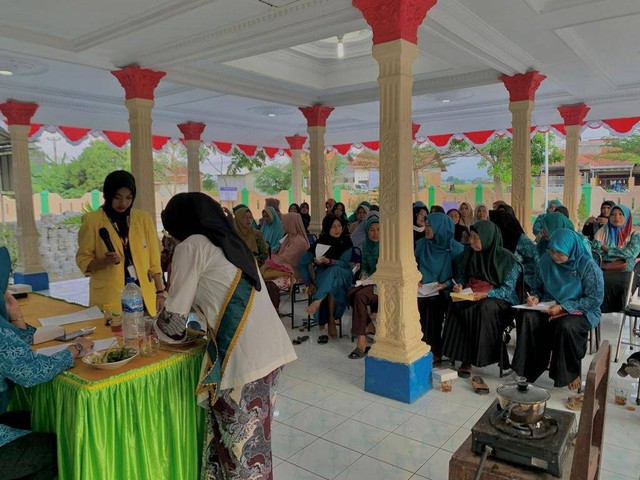 Demonstrasi Pembuatan Obat Tradisional Jamu Kumis Kucing (Sumber dok. Mahasiswa KKN UNNES Giat 5 Desa Kertaharja)