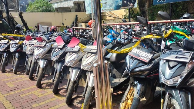 Polisi menunjukkan barng bukti dan tersangka sindikat pencurian kendaraan bermotor (Curanmor) di Polsek Tambora, Jakarta Barat.  Foto: Dok. Istimewa