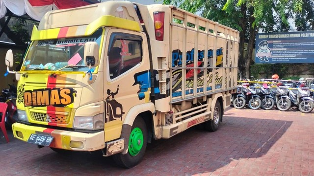 Polisi menunjukkan barng bukti dan tersangka sindikat pencurian kendaraan bermotor (Curanmor) di Polsek Tambora, Jakarta Barat.  Foto: Dok. Istimewa