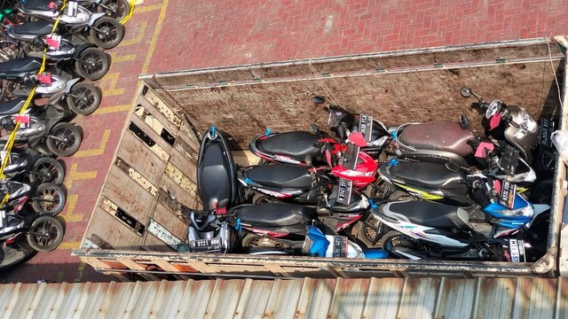 Polisi menunjukkan barng bukti dan tersangka sindikat pencurian kendaraan bermotor (Curanmor) di Polsek Tambora, Jakarta Barat.  Foto: Dok. Istimewa