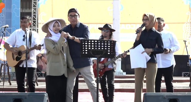 Menteri Perhubungan Budi Karya Sumadi saat nge-band di depan mahasiswa baru (maba) UGM, Senin (31/7). Foto: Dok. UGM