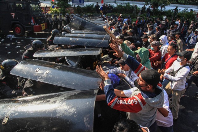 Pengunjuk rasa berusaha menerobos brikade polisi saat simulasi penanggulangan gangguan keamanan pemilu 2024 di Simpang Lima, Semarang, Jawa Tengah, Senin (31/7/2023). Foto: Makna Zaezar/ANTARA FOTO