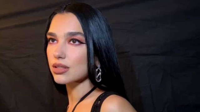 Gaya rambut vintage Dua Lipa. Foto: Instagram/@dualipa