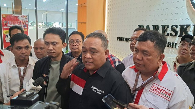 Relawan Barikade 98 hingga Bara JP melaporkan Rocky Gerung ke Bareskrim atas dugaan penghinaan Presiden Jokowi, Senin (31/7/2023). Foto: Annisa Thahira Madina/kumparan