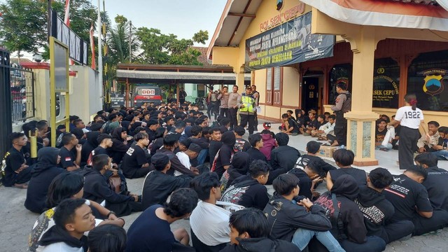 Ratusan pemuda dari salah satu perguruan silat saat diamankan petugas di Polsek Cepu, Polres Blora. Senin (31/07/2023) (Foto: Dok Istimewa)