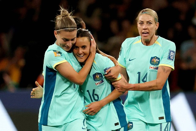 Pemain Australia Hayley Raso merayakan gol pertama mereka dengan Stephanie Catley dan Alanna Kennedy hadapi Kanada pada pertandingan Piala Dunia Wanita 2023 di Stadion Persegi Panjang Melbourne, Melbourne, Australia, Senin (31/7/2023). Foto: Asanka Brendon Ratnayake/REUTERS