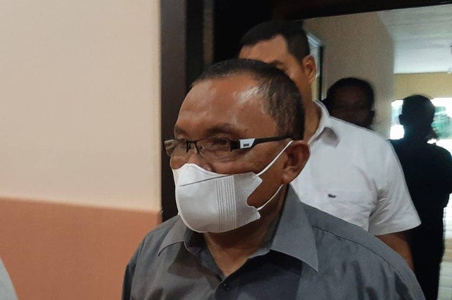 Polisi menunjukkan dokter di Makassar yang tempeleng balita. Foto: Dok. Istimewa