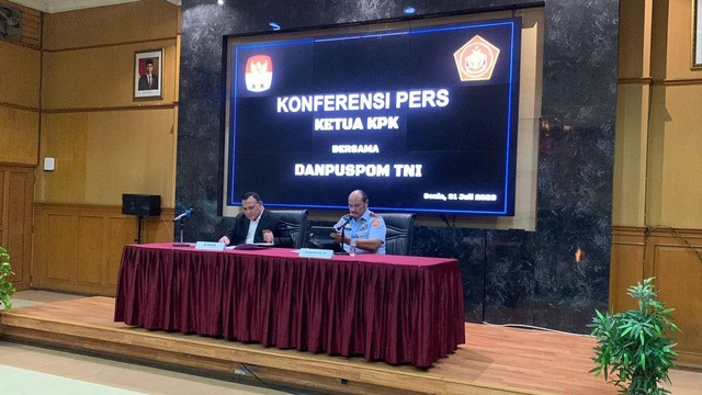 Konferensi pers Danpuspom TNI, Marsda TNI R Agung Handoko dan Ketua KPK, Firli Bahuri terkait penetapan tersangka kasus suap di Basarnas oleh kedua anggota TNI HA dan ABC di kantor Mabes TNI, Cilangkap, Jakarta Timur pada Senin (31/7/2023). Foto: Luthfi Humam/kumparan
