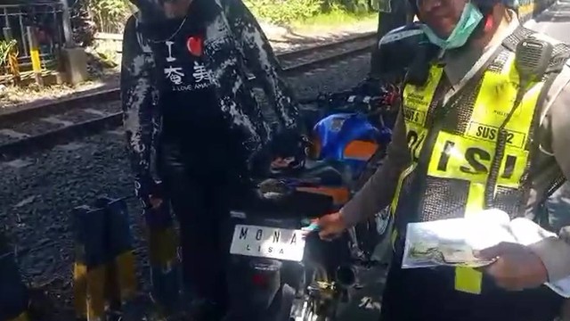 Satlantas Polrestabes Surabaya menilang pemotor dengan plat nomor dengan tulisan 'MONA LISA', Senin (31/7/2023). Foto: Polrestabes Surabaya