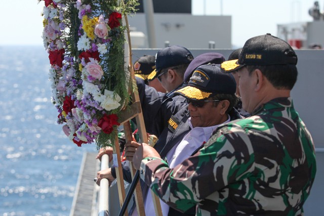 Mahfud MD (kedua kanan) bersama Panglima TNI Laksamana TNI Yudo Margono (kanan) di atas KRI dr. Radjiman Wedyodiningrat-992. Foto: Didik Suhartono/Antara Foto