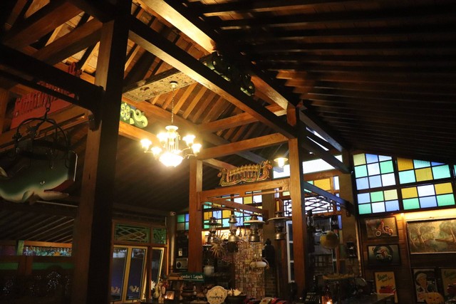 Ilustrasi restoran yang ramai di semarang. Foto: unsplash.com/Mufid Majnun