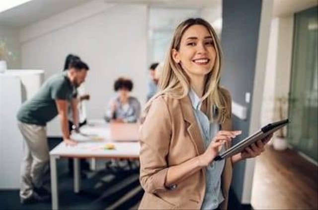 Ilustrasi Perempuan Dalam Situasi Profesional Sedang Tersenyum. Foto: Shutterstock. 