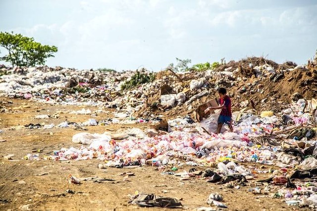 ilustrasi pantun buang sampah. Sumber: unsplash.com/ Hermes Rivera