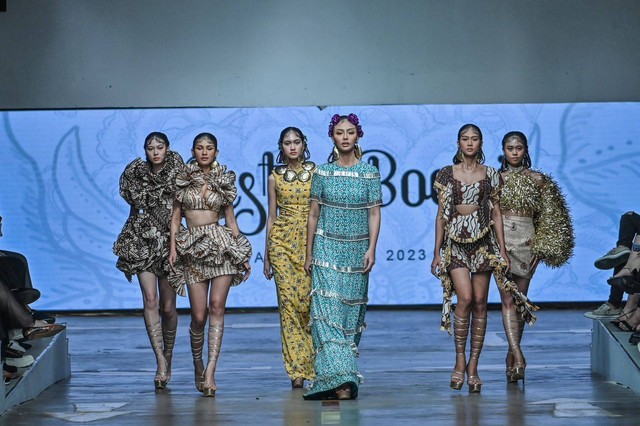 Koleksi Ivan Gunawan di JF3 Fashion Festival 2023 bertajuk Kain Negeri. Foto: JF3