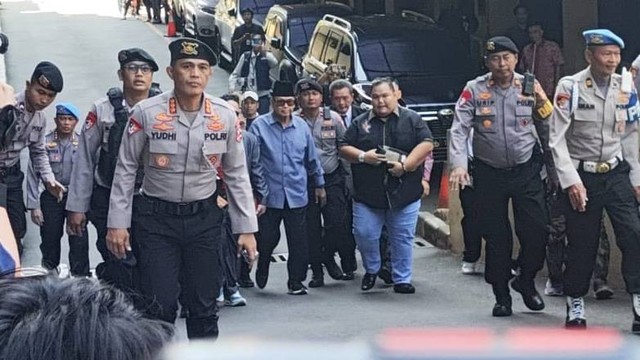 Acungkan Jempol, Panji Gumilang Kembali Diperiksa Bareskrim | Kumparan.com