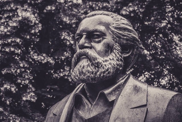 Karl Marx via Pixabay (https://pixabay.com/id/photos/lenin-komunis-cina-buku-1724576/)