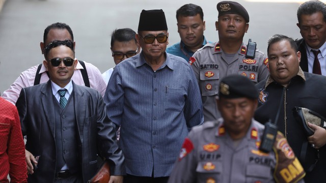 Pimpinan pondok pesantren Al Zaytun Panji Gumilang tiba di Bareskrim Polri, Jakarta, Selasa (1/8/2023). Foto: Jamal Ramadhan/kumparan