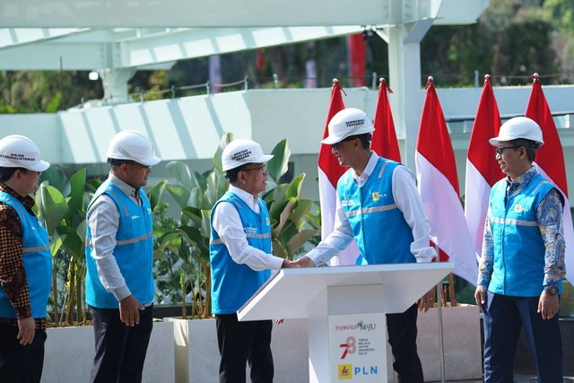 Mensesneg Pratikno meresmikan revitalisasi kelistrikan PLN di Istana Kepresidenan Jakarta. Foto: PLN
