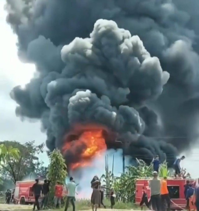 Suasana kebakaran di gudang penimbunan minyak ilegal, Foto : Istimewa