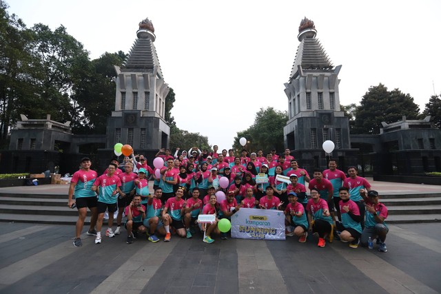 Anggota teman kumparan running club berfoto bersama. Foto: kumparan