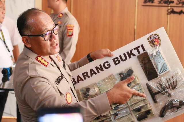 Kapolres Metro Jakarta Utara, Kombes Pol Gidion Arif Setyawan menunjukan barang bukti saat jumpa pers kasus pencurian sepeda motor Foto: Dok. Istimewa