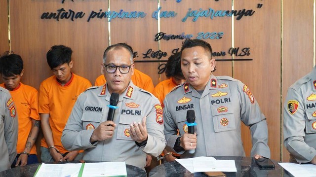 Kapolres Metro Jakarta Utara, Kombes Pol Gidion Arif Setyawan (kiri) bersama Kapolsek Pademangan, Kompol Binsar Hatorangan Sianturi (kanan) saat jumpa pers kasus pencurian sepeda motor  Foto: Dok. Istimewa