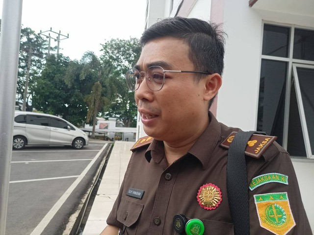 Kasipenkum Kejati Lampung Ricky Ramadhan saat diwawancarai di Kantor Kejati Lampung. | Foto : Galih Prihantoro/ Lampung Geh