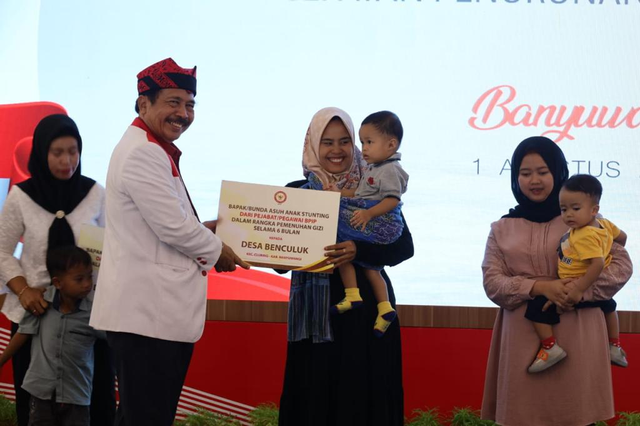 Kepala BPIP Prof. Drs. K.H. Yudian Wahyudi, M.A., Ph.D dalam gerakan Gerakan Gotong Royong Percepatan Penurunan Stunting di Pendopo Sabha Swagata Blambangan, Kab. Banyuwangi, Selasa (1/8). Foto: BPIP
