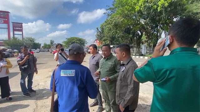 Komisi II DPRD Kota Palembang meninjau sistem parkir di bawah Jembatan Ampera Palembang, Selasa (1/8/2023). (Istimewa)