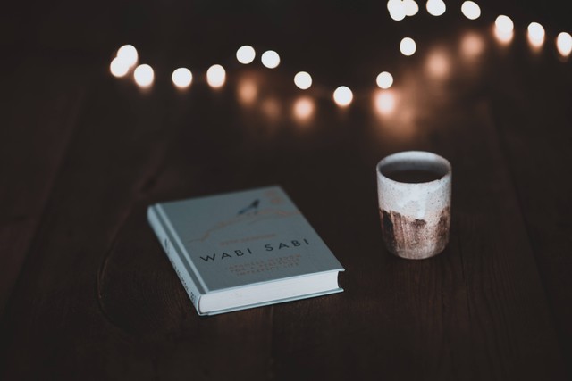 Foto buku wabi sabi dan segelas kopi oleh Annie Spratt (Sumber : unsplash.com)