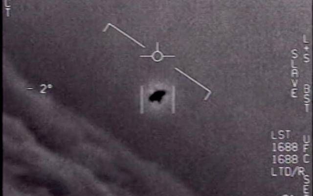 Tangkapan layar dari video UFO yang dirilis oleh Pentagon tahun 2020. Objek ini diberi nama Gimbal dan direkam tahun 2015 melalui kamera infrared (FLIR) sehingga warna hitam menunjukkan suhu yang lebih tinggi dari warna putih. (FOIA Reading Room, AL AS)