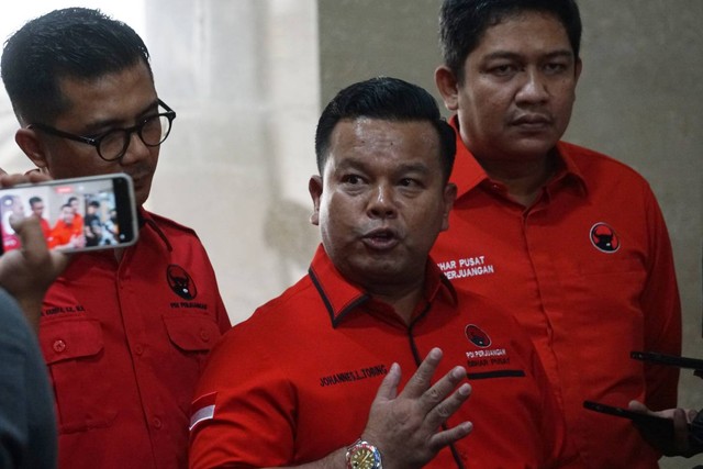 Tim Bantuan Hukum PDIP Perjuangan Johannes L Tobing bersama tim tiba di Bareskrim Polri untuk melaporkan Rocky Gerung atas pernyataannya terhadap Presiden Jokowi, Jakarta, Rabu (2/8/2023). Foto: Dicky Adam Sidiq/kumparan