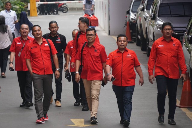 Tim Bantuan Hukum PDIP Perjuangan Johannes L Tobing bersama tim tiba di Bareskrim Polri untuk melaporkan Rocky Gerung atas pernyataannya terhadap Presiden Jokowi, Jakarta, Rabu (2/8/2023). Foto: Dicky Adam Sidiq/kumparan