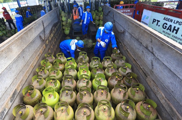 Sejumlah karyawan melakukan proses pengisian ulang tabung gas elpiji 3 kilogram di Stasiun Pengisian dan Pengangkutan Bulk Elpiji (SPPBE). Foto: ANTARA FOTO/Syifa Yulinnas