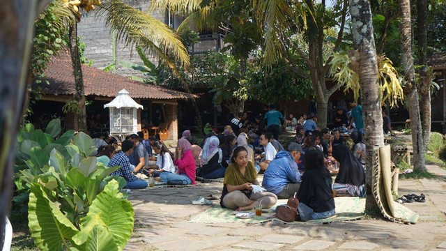 Pengunjung di Warung Kopi Klotok Yogya pada Selasa (1/8) pagi. Foto: Arif UT/Pandangan Jogja