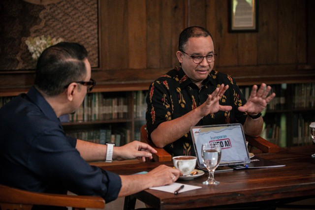 Pakar komunikasi politik, Irfan Wahid atau Ipang Wahid saat wawancara Anies Baswedan (kanan) di program Info A1 kumparan pada Rabu (2/8/2023). Foto: Jamal Ramadhan/kumparan