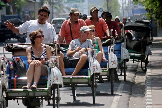Ilustrasi wisatawan mancanegara (wisman) sedang naik becak di Yogyakarta. Foto: Antara Foto