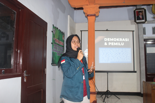 Pemaparan materi oleh mahasiswa KKN Undip