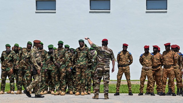 Tentara Angkatan Darat Burkina Faso (Kanan) dan Niger (Kiri) menghadiri pelatihan militer tahunan Flintlock yang dipimpin AS yang diselenggarakan oleh Akademi Kontra-Terorisme Internasional di Jacqueville, pada 14 Maret 2023. Foto: Issouf Sanogo/AFP