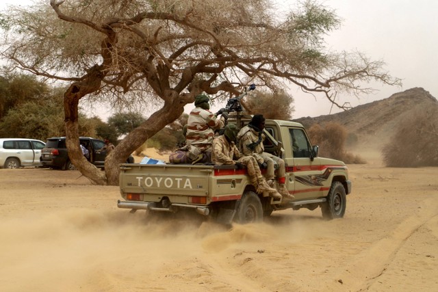 Tentara Niger berpatroli di gurun Iferouane pada 12 Februari 2020 untuk melindungi turis dan pejabat selama Festival Udara. Foto: Souleymane Ag Anara / AFP