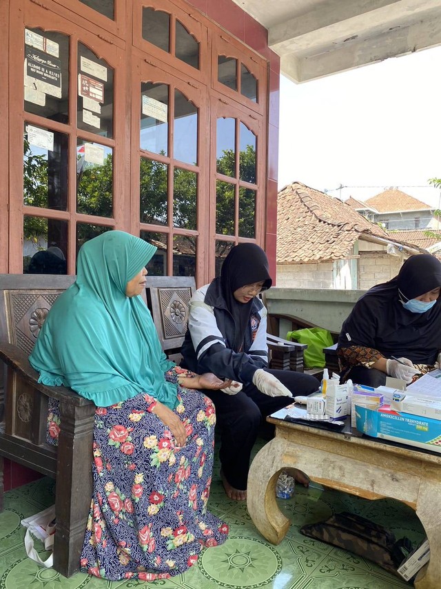 Screening gula darah pada lansia desa Ketoyan