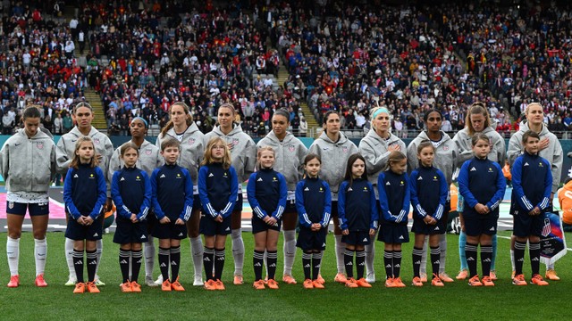 Tim AS menyanyikan lagu kebangsaan sebelum pertandingan sepak bola Grup E Piala Dunia Wanita 2023 antara Amerika Serikat dan Vietnam di Taman Eden di Auckland pada 22 Juli 2023. Foto: Saeed Khan/AFP