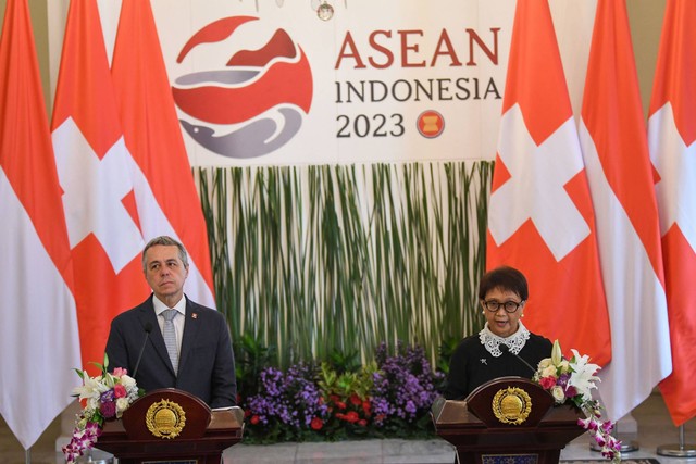 Menlu Retno Marsudi (kanan) dan Menlu Swiss Ignazio Cassis (kiri) menyampaikan keterangan usai pertemuan bilateral di Gedung Pancasila Kementerian Luar Negeri, Jakarta, Rabu (2/8/2023). Foto: Aditya Pradana Putra/ANTARA FOTO