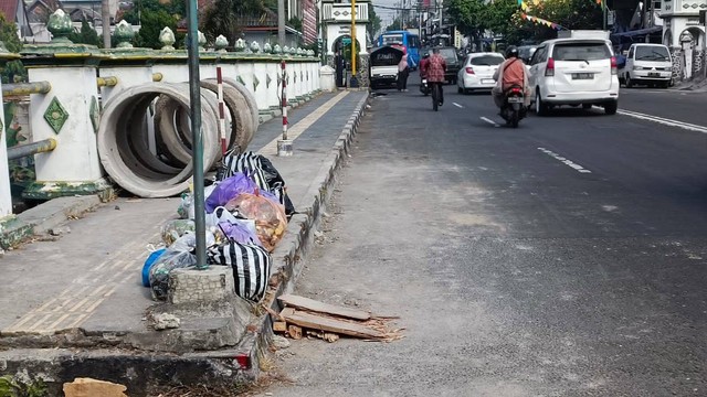 Tumpukan sampah di sudut Kota Yogyakarta, Rabu (2/8/2023) pagi. Foto: Arfiansyah Panji Purnandaru/kumparan